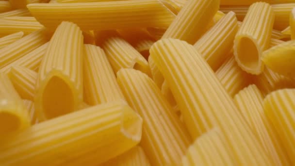 Concepto de cocina nacional. Mucha de la pasta italiana cruda — Vídeos de Stock
