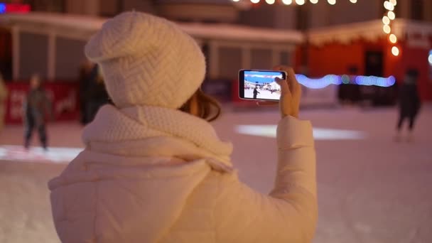 Glückliche Frau fotografiert europäische Weihnachtsmarktszene auf dem Smartphone — Stockvideo