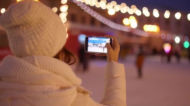 Happy Woman Fotografowanie europejskiej sceny świątecznego targu na smartfonie — Wideo stockowe