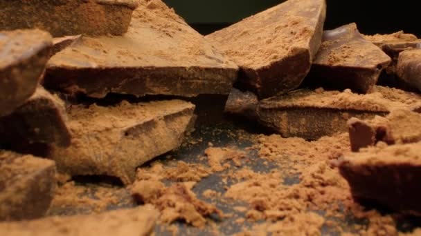 Dessert en voedselconcept. Donkere chocolade stapel, macro — Stockvideo