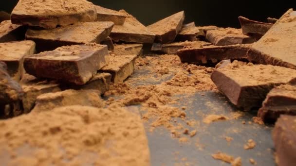 Dessert en voedselconcept. Donkere chocolade stapel, macro — Stockvideo