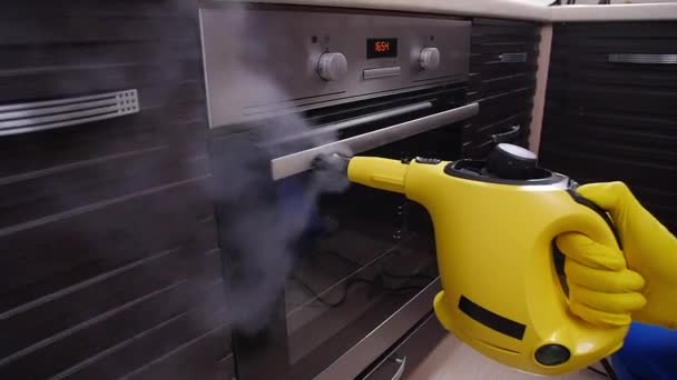 清洁房屋的概念。 男人用蒸汽清洁剂清洁厨房 — 图库视频影像