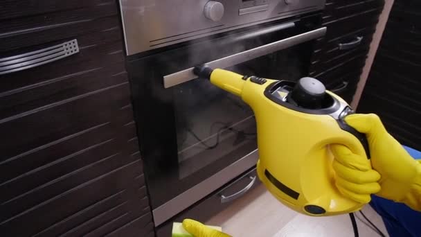 Huisschoonmaakconcept. Man schoonmaken keuken met stoomreiniger — Stockvideo