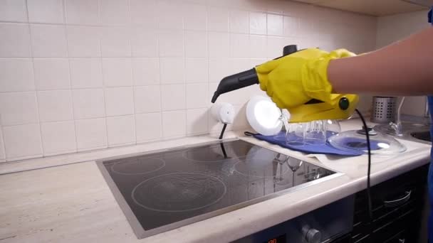 Concepto de limpieza de casa. Hombre cocina de limpieza con limpiador de vapor — Vídeo de stock