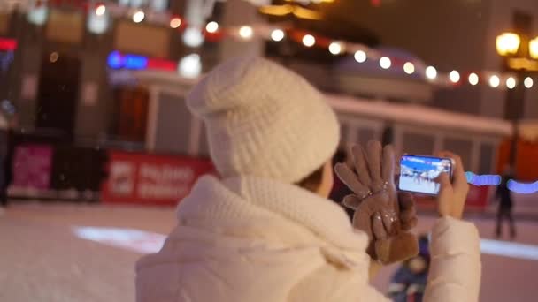 Happy Woman Fotografowanie europejskiej sceny świątecznego targu na smartfonie — Wideo stockowe