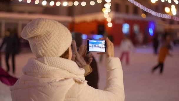 Happy Woman tager billeder af det europæiske julemarked scene på Smartphone – Stock-video
