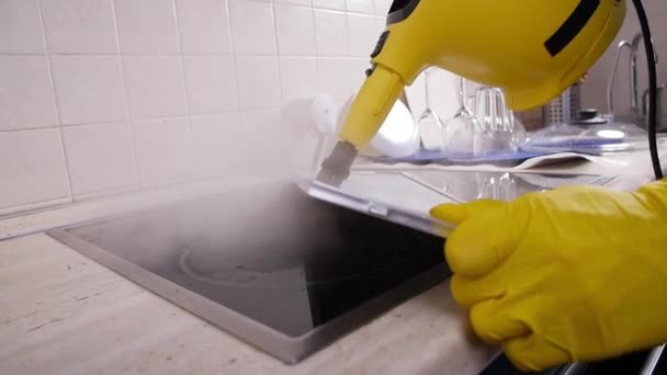 Conceito de limpeza da casa. Filtro de malha de limpeza de zelador profissional de capuz de fogão na cozinha — Vídeo de Stock