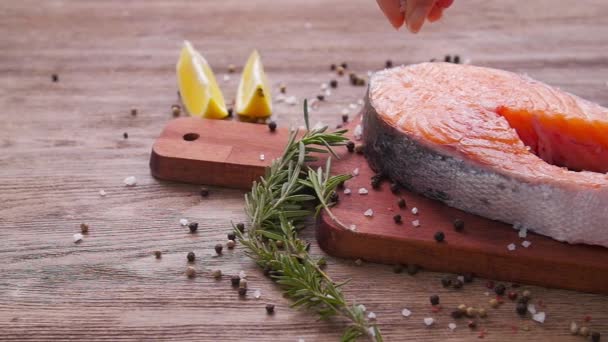 Concepto de mariscos y cocina. Filete fresco de salmón crudo con especias — Vídeos de Stock