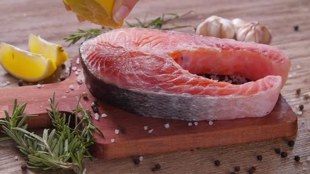 Frutti di mare e concetto di cucina. Bistecca di salmone crudo fresco con spezie — Video Stock