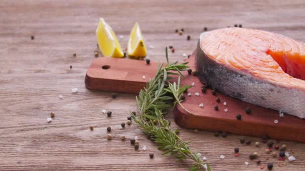 Conceito de frutos do mar e culinária. Bife de salmão cru fresco com especiarias — Vídeo de Stock