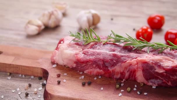 Filete de carne cruda en una mesa de madera — Vídeos de Stock
