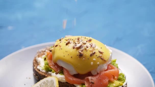 Delicioso bruschetta com peixe em uma chapa cinza — Vídeo de Stock