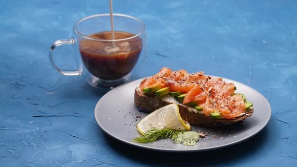 Sandwich de salmón y café. Desayuno saludable o merienda — Vídeo de stock