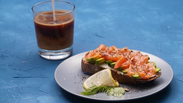Σάντουιτς με σολομό και καφέ. Υγιεινό πρωινό ή σνακ — Αρχείο Βίντεο