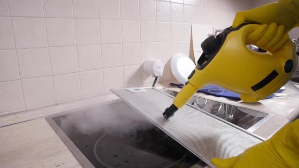 Huisschoonmaakconcept. Man schoonmaken keuken met stoomreiniger — Stockvideo