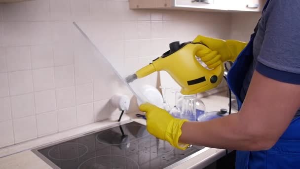 Conceito de limpeza da casa. Filtro de malha de limpeza de zelador profissional de capuz de fogão na cozinha — Vídeo de Stock