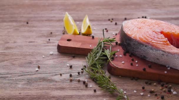 Meeresfrüchte und Kochkonzept. frisches rohes Lachssteak mit Gewürzen — Stockvideo