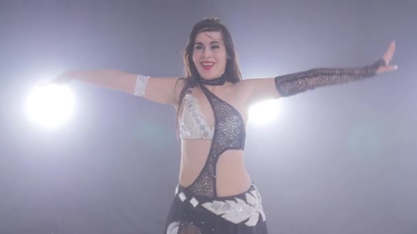 Joven hermosa mujer bailando danza del vientre — Vídeos de Stock