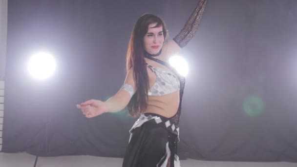 Young beautiful woman dancing belly dance — Stockvideo