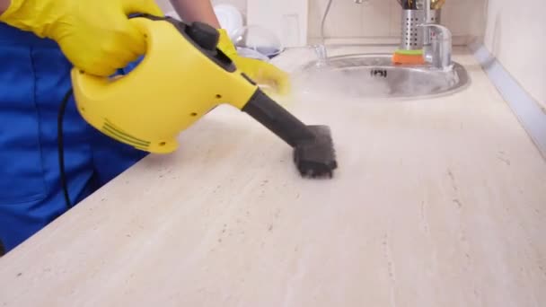 Koncept úklidu domu. Muž úklid kuchyně s parní čistič — Stock video