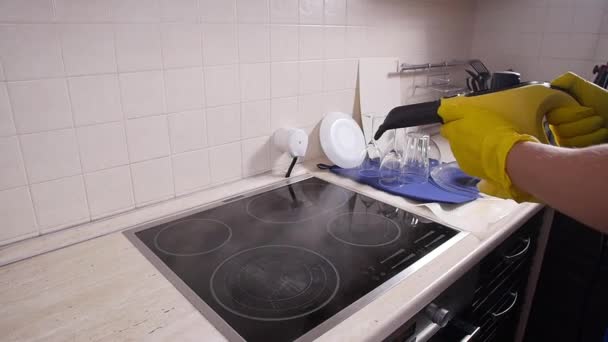 Concepto de limpieza de casa. Hombre cocina de limpieza con limpiador de vapor — Vídeo de stock