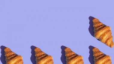 bir renk arkaplanındaki kruvasanların düz uzantısı