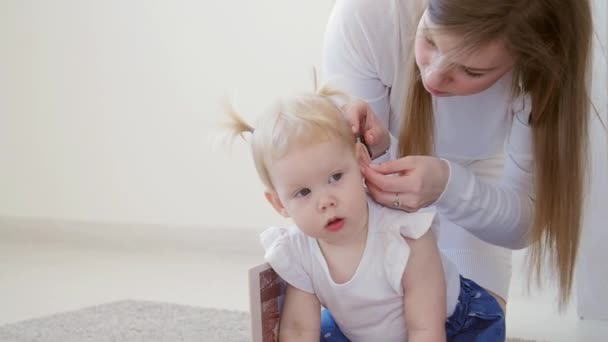 Begreppet hörselnedsättning och dess behandling. Söt liten flicka med hörapparat — Stockvideo