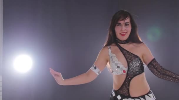Молодая красивая женщина танцует танец живота — стоковое видео