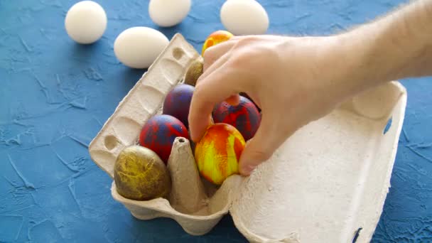 Huevos de Pascua de colores sobre fondo azul. Concepto de decoración de vacaciones de Pascua — Vídeo de stock