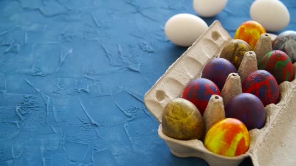 Ovos de Páscoa coloridos no fundo azul. Conceito de decorações feriado Páscoa — Vídeo de Stock