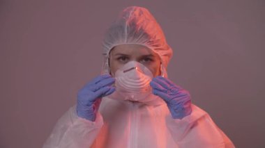 Maskeli profesyonel bir kadın doktor hastane odasında gözlük takıyor. Sağlık hizmeti konsepti. Laboratuvar çalışanı