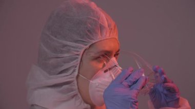 Maskeli profesyonel bir kadın doktor hastane odasında gözlük takıyor. Sağlık hizmeti konsepti. Laboratuvar çalışanı