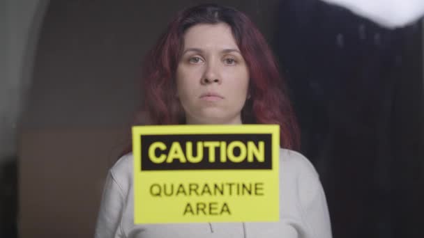 Droevige vrouw in quarantaine afdeling. Coronovirus en isolatieconcept — Stockvideo