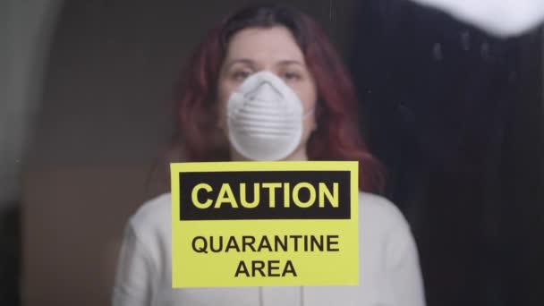 격리 구역에서 마스크를 쓴 여성이었습니다. 코로나 바이러스와 고립된 개념 — 비디오