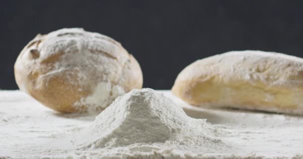Panadería y concepto de cocina. Pan fresco con una salpicadura cae en la harina — Vídeo de stock
