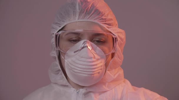 研究室に液体を注ぐ保護科学者.研究・科学の概念 — ストック動画