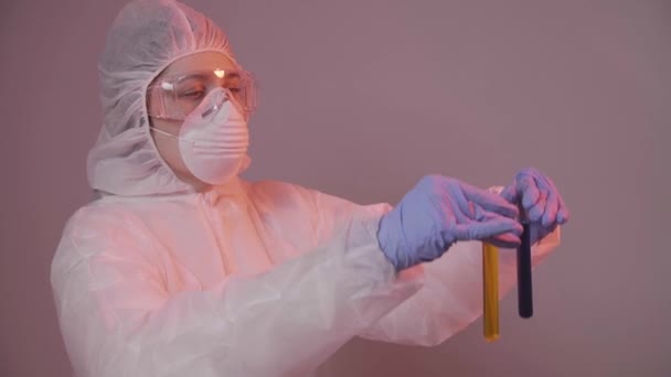 Beschermde wetenschapper die vloeistof in een laboratorium giet. Onderzoeks- en wetenschapsconcept — Stockvideo