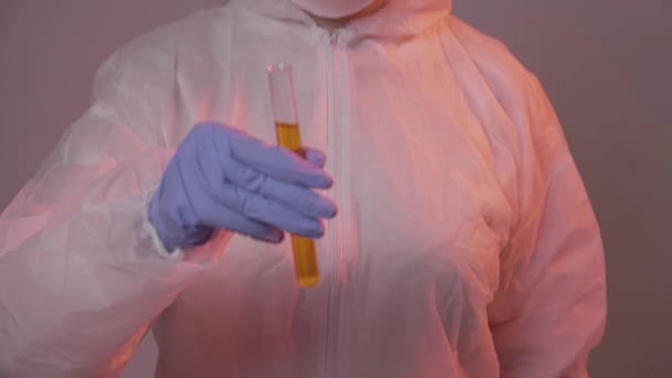 Científico protegido vertiendo líquido en un laboratorio. Concepto de investigación y ciencia — Vídeos de Stock