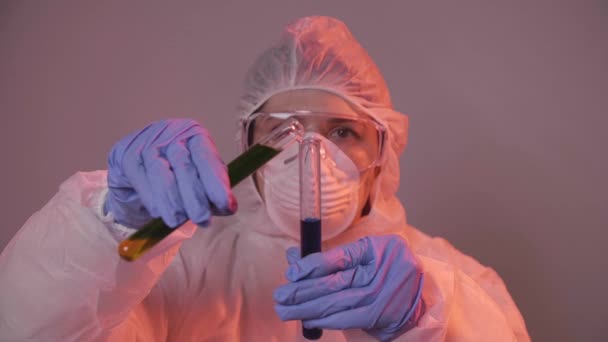 Προστατευμένος επιστήμονας ρίχνει υγρό σε ένα εργαστήριο. Έννοια της έρευνας και της επιστήμης — Αρχείο Βίντεο