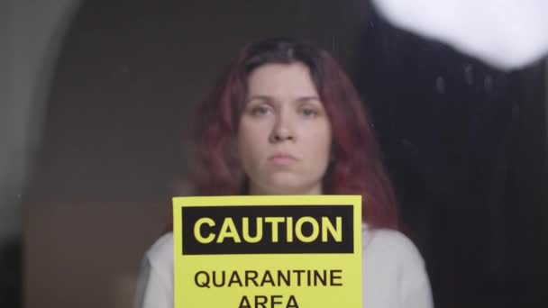 Smutna kobieta na oddziale kwarantanny. Koncepcja koronowirusa i izolacji — Wideo stockowe