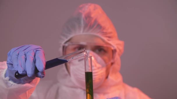 Protected scientist pouring liquid in a laboratory. Research and science concept — Stock Video