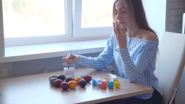 Jeune femme aiment peindre sur des œufs fantastiques pour le festival des œufs de Pâques. Le concept symbolique du festival des œufs de Pâques — Video