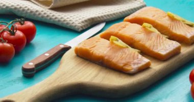 Yemek pişirme konsepti. Somon balıklarının üzerine dökülen baharatlar