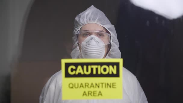 Frau in Schutzanzug in Quarantäne-Zone. Coronovirus und Isolationskonzept — Stockvideo