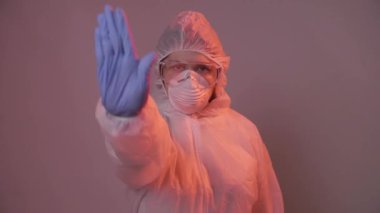 Karantina bölgesindeki koruyucu giysili kadın durağı imzaladı. Coronovirüs ve izolasyon kavramı