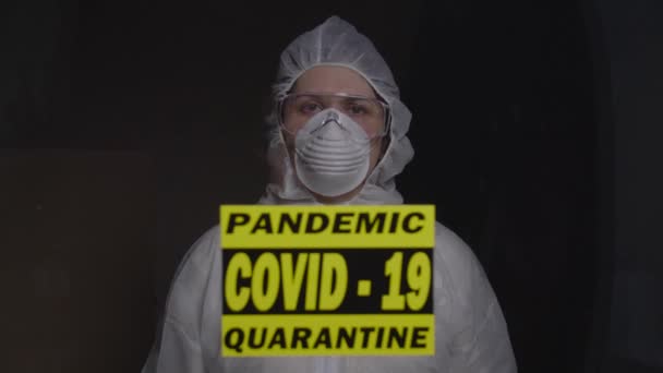 Vrouw in beschermend pak in quarantaine zone. Coronovirus en isolatieconcept — Stockvideo