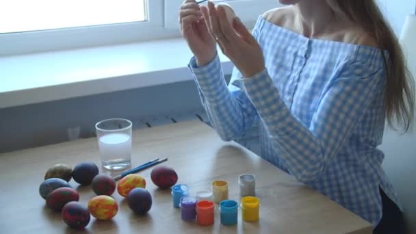 Jeune femme aiment peindre sur des œufs fantastiques pour le festival des œufs de Pâques. Le concept symbolique du festival des œufs de Pâques — Video