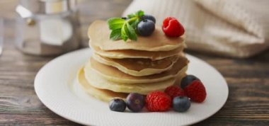 Yemek ve Yemek Konsepti. Taze böğürtlenli krep yığını, dönüşümlü çekim