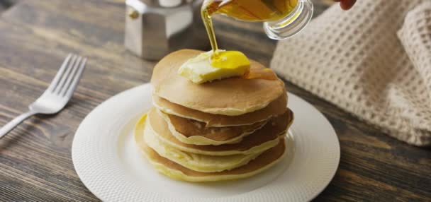 Food and Cooking Concept. Stack of pancakes with butter and warm maple syrup in slow motion — Stock Video