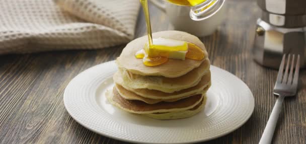 Food and Cooking Concept. Stack of pancakes with butter and warm maple syrup in slow motion — Stock Video